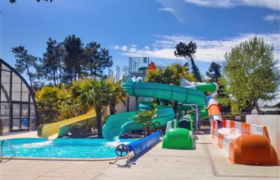 toboggans aquatiques piscine chauffée et couverte - Camping ile d'Oléron - Camping La Boulinière 5 étoiles